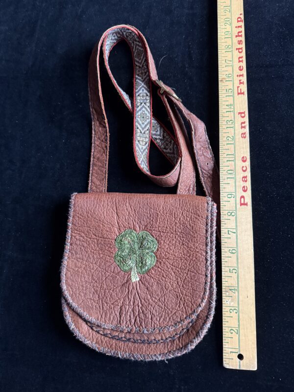 Leather shoulder strap purse with a quillwork 4-leaf clover - Image 3